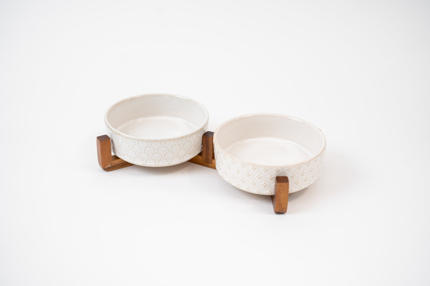 SET DE CERÁMICA CON SOPORTE DE MADERA DE ACACIA