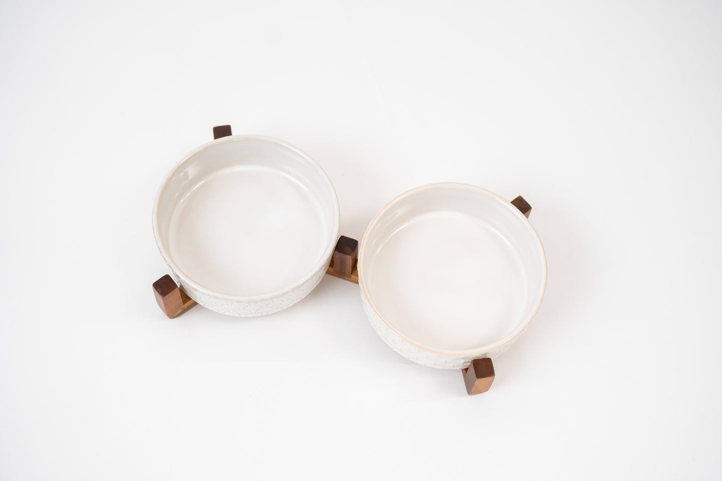 SET DE CERÁMICA CON SOPORTE DE MADERA DE ACACIA