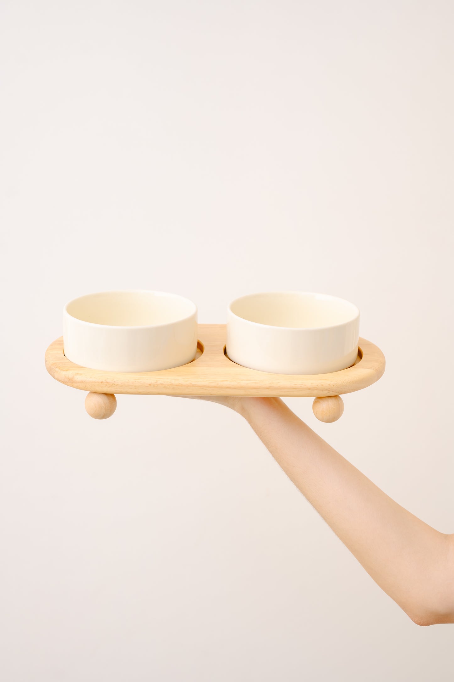 SET DE PLATOS DE CERÁMICA CON SOPORTE DE MADERA