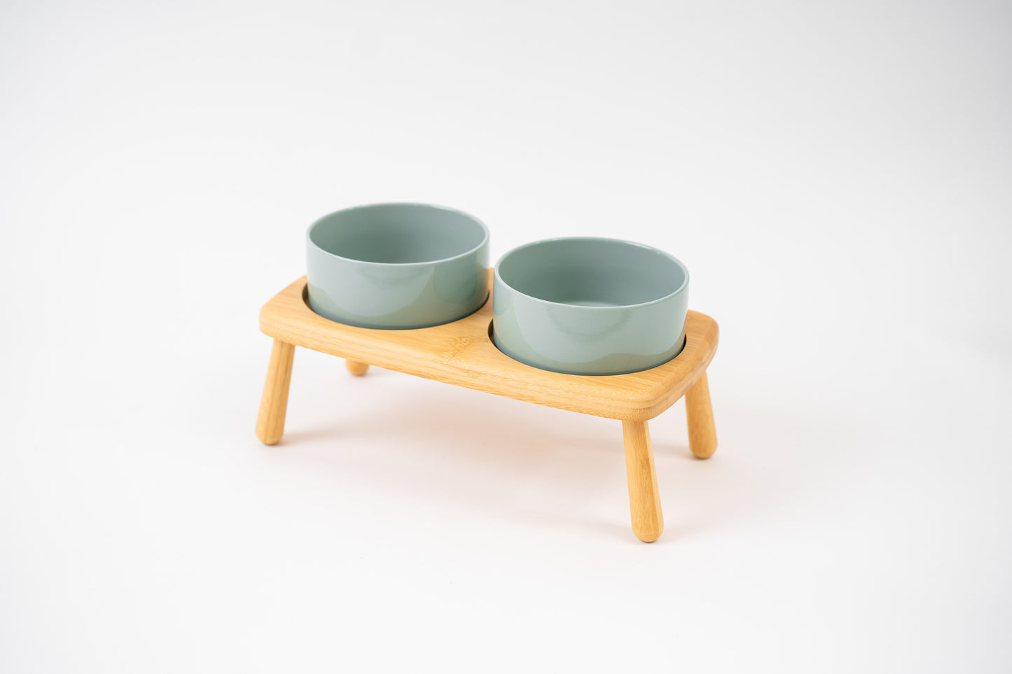 SET DE CERÁMICA VERDE Y SOPORTE ELEVADO DE MADERA