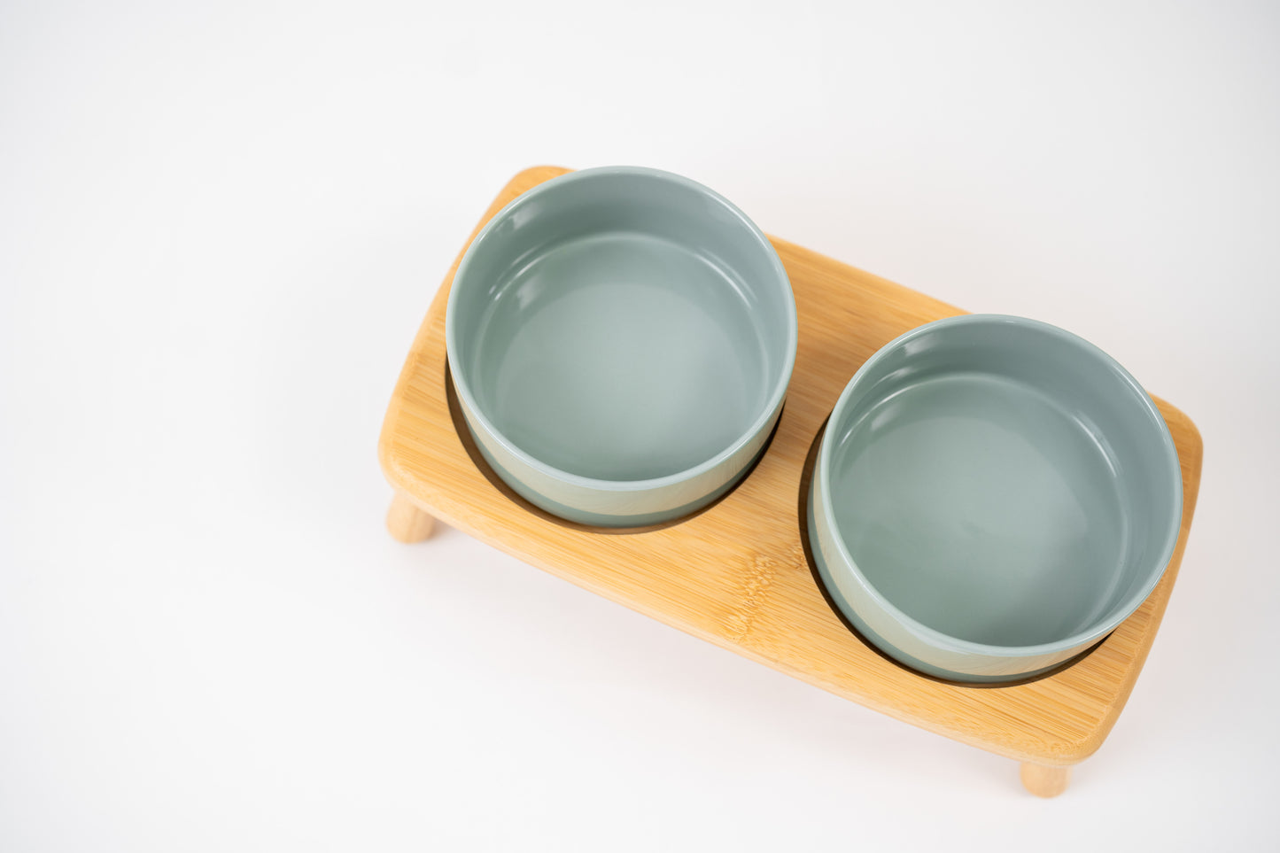 SET DE CERÁMICA VERDE Y SOPORTE ELEVADO DE MADERA
