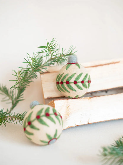 ORNAMENT BALL WITH LEAVES TOY