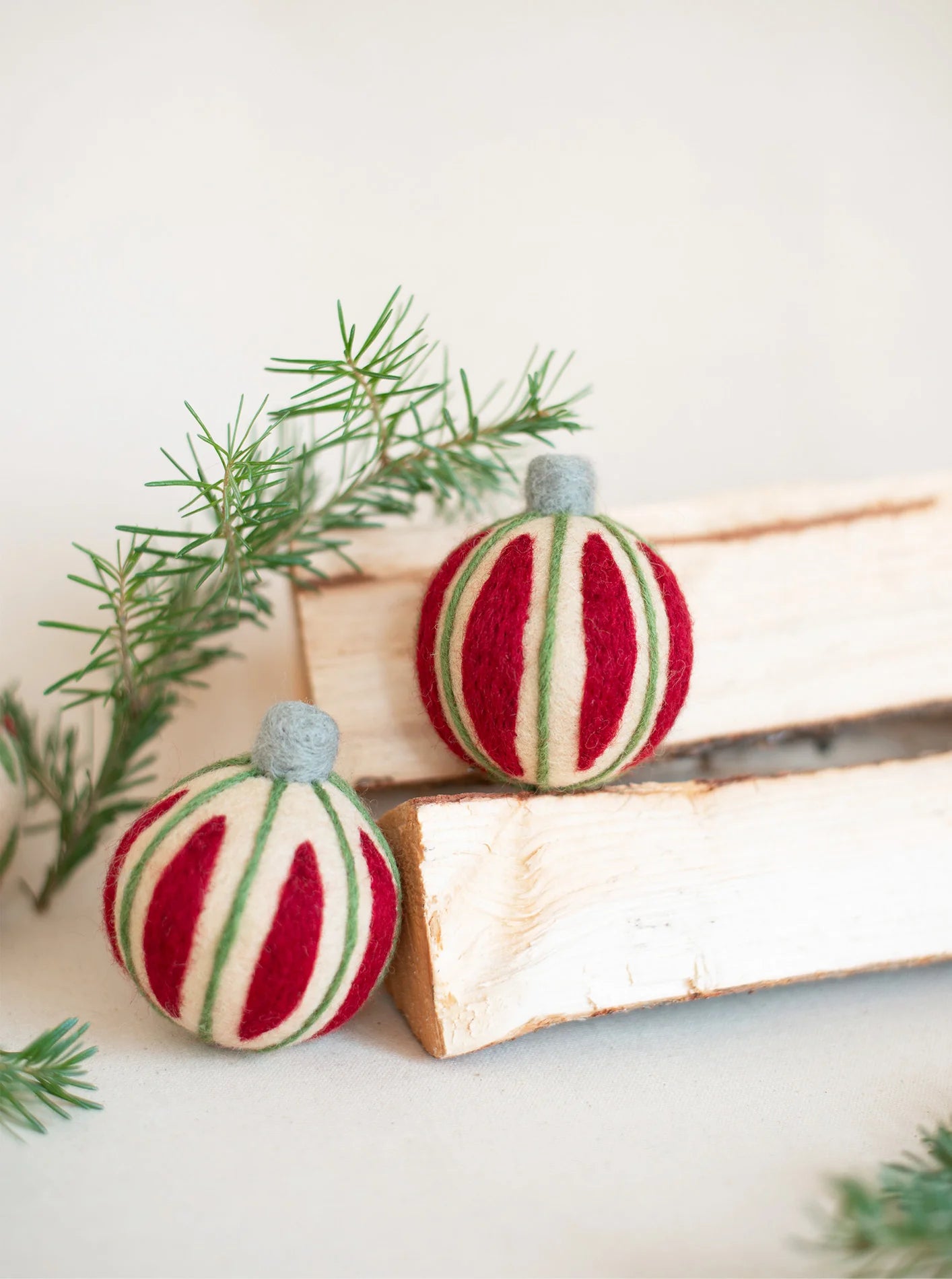 ORNAMENT BALL WITH STRIPES TOY